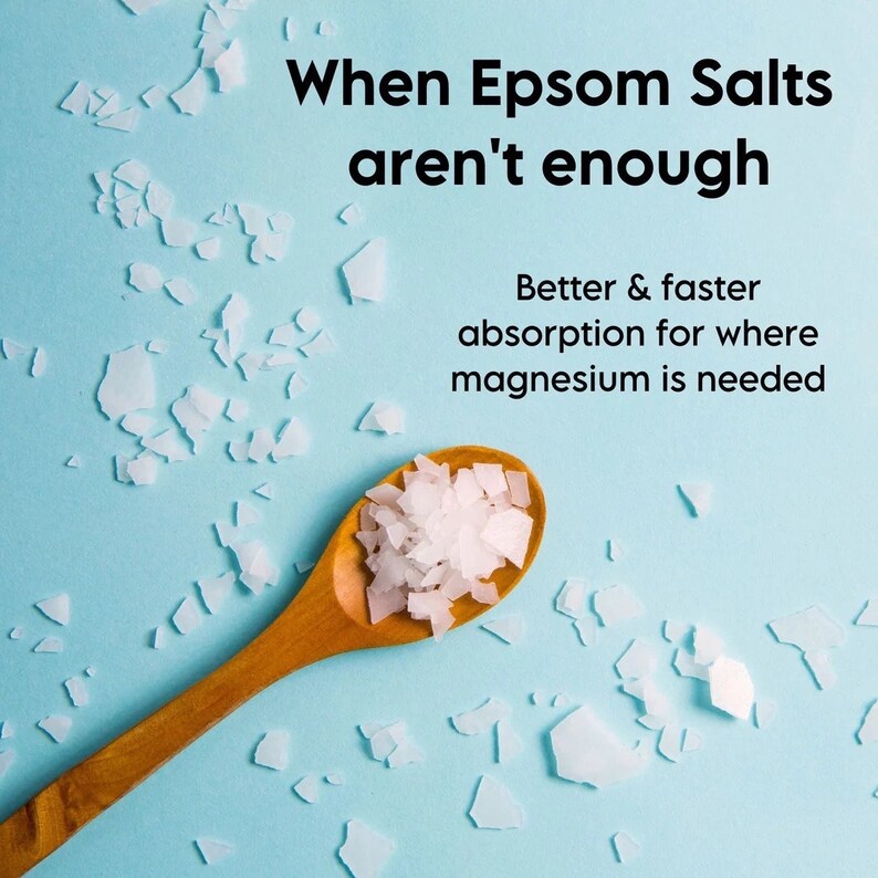 Op de afbeelding: Een houten lepel gevuld met witte Epsom-zouten op een lichtblauwe achtergrond. De tekst "When Epsom Salts aren't enough" en "Better & faster absorption for where magnesium is needed" staat in zwarte tekst op de afbeelding.