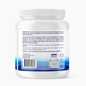 Op de afbeelding: Een witte plastic container met een blauw etiket. Het etiket heeft de tekst "WAARSCHUWING: Hete of warme baden mogen niet worden gebruikt door mensen met diabetes, behalve op advies van een arts. Als u aan bestaande aandoeningen lijdt, raadpleeg dan een arts voordat u het gebruikt." Het etiket heeft ook de tekst "Ingredi&euml;nten: 100% puur & natuurlijk Zechstein magnesiumchloride vlokken (en sporenelementen)" en "Deep Sea Minerals&trade; Magnesiumvlokken zijn ongeveer 47% magnesiumchloride op gewicht (met natuurlijk voorkomend kristallijn water)." Het etiket heeft ook de tekst "BEWAAR OP EEN KOELE, DROGE PLAATS, BESCHERMD TEGEN VOCHTIGHEID & VOCHT" en "GEDISTRIBUEERD DOOR: Los Angeles Salt Company Carson, CA 90746 LASALTCO.COM".