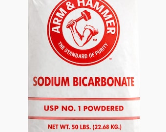 Op de afbeelding: Witte zak met Arm & Hammer natriumbicarbonaat. Het rode logo toont een arm die een hamer vasthoudt. De tekst op de zak luidt "Sodium Bicarbonate", "USP No. 1 Powdered" en "Netto gewicht 22,68 kg."