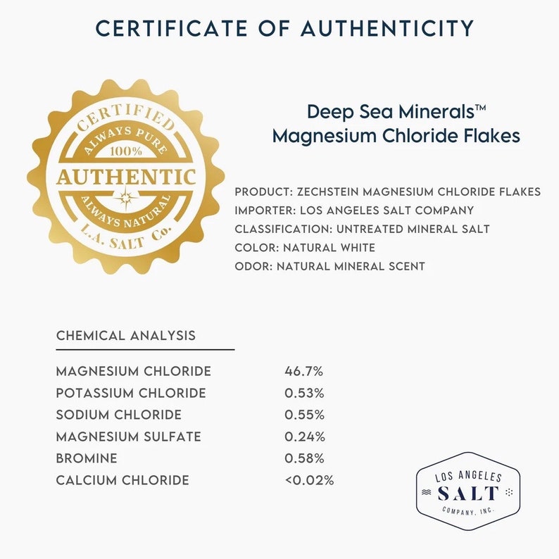 Op de afbeelding: Een echtheidscertificaat voor Deep Sea Minerals Magnesiumchloride Vlokken. Het certificaat is goudkleurig met de woorden "Certified", "Always Pure", "100%", "Authentic", "Always Natural" en "L.A. Salt Co." erop gedrukt. Het certificaat bevat ook informatie over het product, waaronder de productnaam, importeur, classificatie, kleur en geur. Het certificaat bevat ook een chemische analyse van het product, die het percentage magnesiumchloride, kaliumchloride, natriumchloride, magnesiumsulfaat, broom en calciumchloride laat zien.