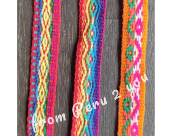 Op de afbeelding: Drie geweven textielstroken met ingewikkelde geometrische patronen in levendige kleuren, waaronder rood, oranje, geel, groen, blauw en roze. De tekst "from Peru 2 you" is over het midden van de drie stroken geplaatst.