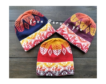Peruaanse beanie van alpacawol: gebreide muts met lamadesign