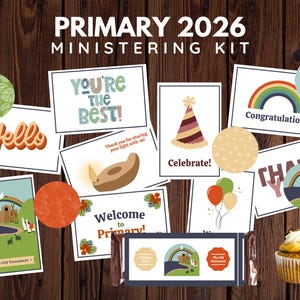 Peut inclure: Un ensemble de cartes de vœux et d'éléments décoratifs avec le texte "PRIMARY 2026 MINISTERING KIT". Les cartes présentent divers motifs, notamment des arcs-en-ciel, des ballons et les mots "Hello", "You're the Best!", "Celebrate!" et "Thank".