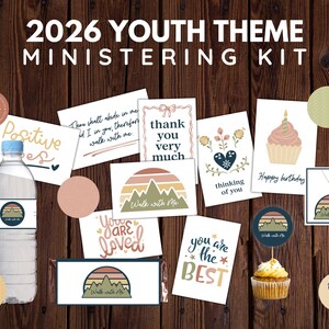 Op de afbeelding: Een verzameling briefpapier en decoratieve items met een berg- en zonontwerp, waaronder kaarten, stickers en een waterfles. De tekst bevat "2026 Youth Theme Ministering Kit", "Positive Vibes" en "Walk with Me". Het kleurenpalet is aards.