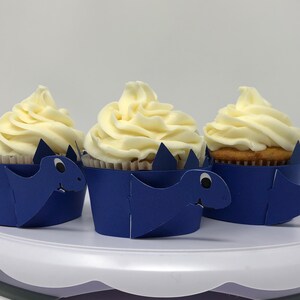 Emballages de cupcakes de dinosaures Stegosaurus, papier cartonné bleu. Pour la baby shower ou l’anniversaire des enfants.