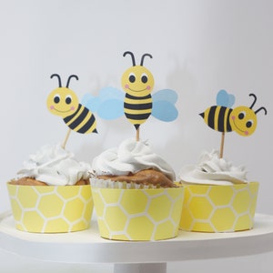 Emballages de cupcakes en nid d’abeille et toppers Bee, papier cartonné jaune. Pour baby shower ou anniversaire.