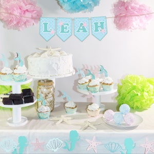 Bannière de nom personnalisé de sirène pour l’anniversaire ou la douche de bébé. Bannière de stock de carte de couleur avec le bleu, la sarcelle et le rose et les paillettes