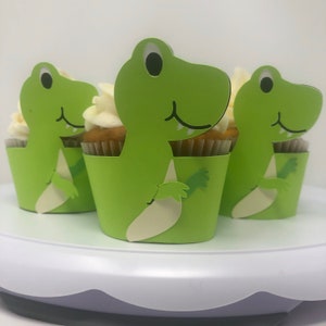 Emballages de cupcakes de dinosaures T-Rex, vert lime et vert en papier cartonné. Pour la baby shower ou l’anniversaire des enfants.