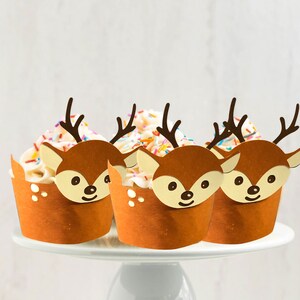 Emballages de cupcakes de cerf, beige et brun et papier cartonné de cerf des bois. Pour la douche de bébé ou l'anniversaire des enfants.