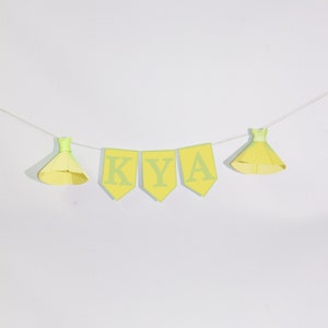 Custom Princess Yellow and green Frog Prince Dress Name Banner card stock party décor filles fête d’anniversaire