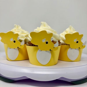 Emballages de cupcakes de dinosaures Triceratops, papier carton jaune. Pour la baby shower ou l’anniversaire des enfants.