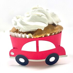 Emballage de cupcake de voiture.  Pour la baby shower ou l’anniversaire des enfants.