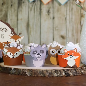 Emballages de cupcakes de créatures des bois, emballages en papier de renard, raton laveur, cerf et hibou. Pour la baby shower ou l’anniversaire des enfants.