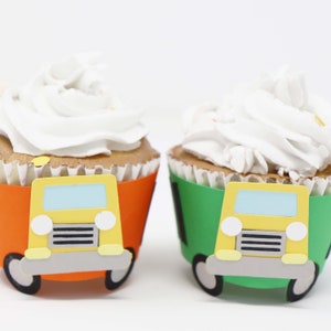 Emballage de cupcakes de camion de construction.  Pour la baby shower ou l’anniversaire des enfants.