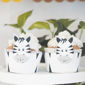 Emballages de cupcakes Zebra, papier cartonné noir et blanc. Pour la baby shower ou l’anniversaire des enfants.