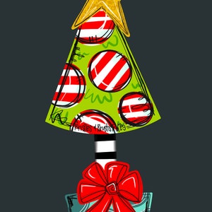 Peut inclure: Un sapin de Noël vert décoré de boules de Noël en forme de cannes en sucre rouge et blanc et une étoile dorée au sommet. L'arbre est dans une boîte cadeau bleue et blanche avec un nœud rouge.