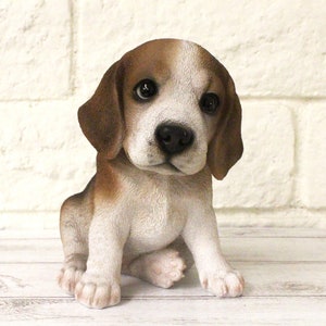 Beagle Dog Figurine Statue Lifelike Animal Home Garden Decor Resin Collectible Outdoor Sculpture Lawn Patio Accents Yard