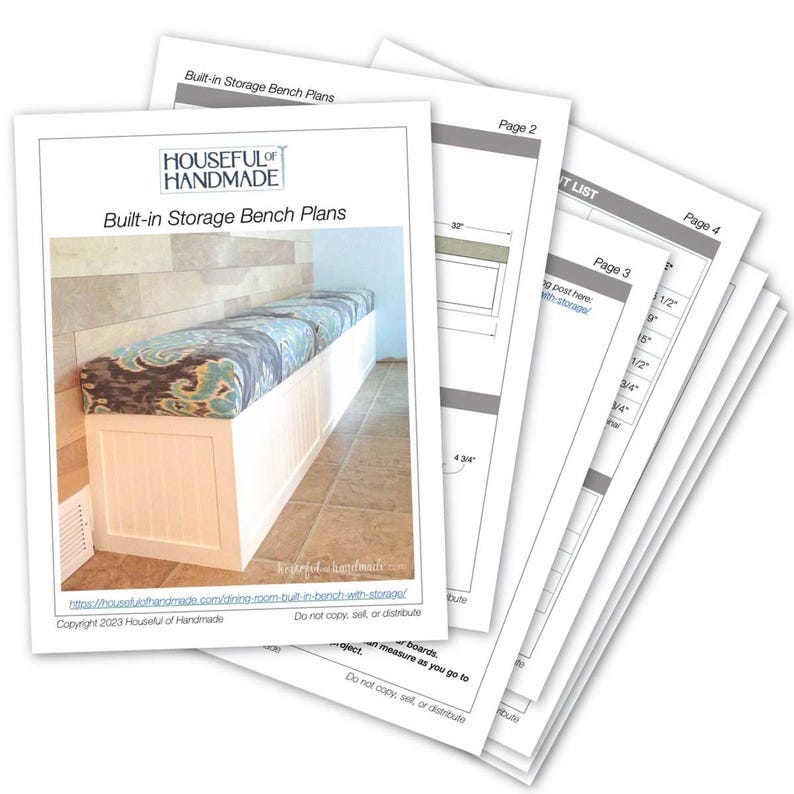 Puede incluir: Un banco de almacenamiento integrado blanco con un coj&iacute;n estampado. El banco tiene 110 cm de ancho y 81 cm de largo. Los planos de este banco est&aacute;n disponibles para su compra. El texto "HOUSEFUL OF HANDMADE" es visible en la imagen. El texto "Built-in Storage Bench Plans" tambi&eacute;n es visible en la imagen.