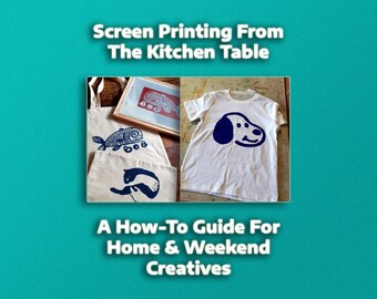 Könnte beinhalten: Bild mit Siebdruckprojekten. Ein weißes T-Shirt mit einem blauen Cartoon-Hunde-Gesicht, zwei Tragetaschen und ein gerahmter Druck mit Fischmotiven. Der Text lautet "Screen Printing From The Kitchen Table" und "A How-To Guide For Home & Weekend Creatives."