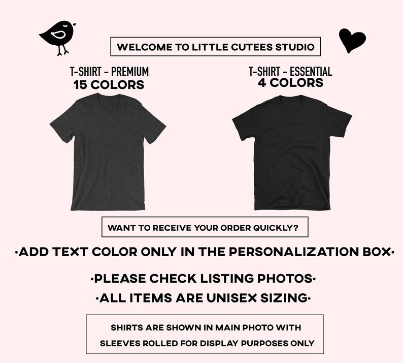 Op de afbeelding: Twee T-shirts, een donkergrijs en een zwart, met de tekst "Welkom bij Little Cutees Studio" erboven. De tekst "T-shirt - Premium 15 Kleuren" staat naast het grijze T-shirt en de tekst "T-shirt - Essential 4 Kleuren" staat naast het zwarte T-shirt. De tekst "Voeg tekstkleur alleen toe in het personalisatievak. Bekijk de foto's van de lijst. Alle items zijn in unisex-maten." staat onder de T-shirts.