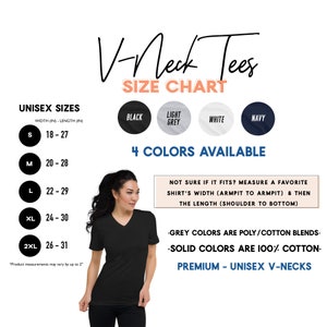 Op de afbeelding: Maattabel voor unisex v-hals T-shirts. De tabel toont de breedte- en lengtematen in inches voor de maten S, M, L, XL en 2XL. De tabel toont ook vier kleuropties: zwart, lichtgrijs, wit en marineblauw. De tekst "4 kleuren beschikbaar" wordt onder de kleurstalen weergegeven. De tekst "Grijze kleuren zijn poly/katoen mengsels. Effen kleuren zijn 100% katoen. Premium - Unisex V-halsen" wordt onderaan de tabel weergegeven.