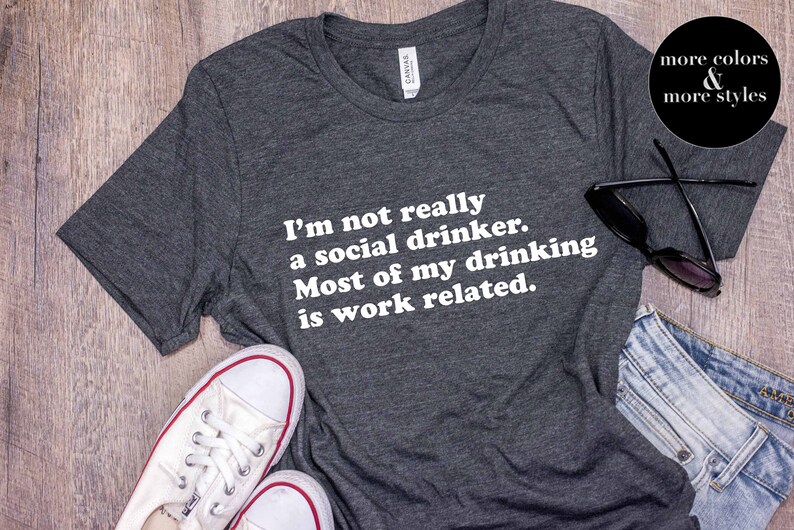 Puede incluir: Una camiseta gris oscuro con el texto "No soy realmente un bebedor social. La mayor parte de mi consumo de alcohol est&aacute; relacionado con el trabajo." impreso en blanco.