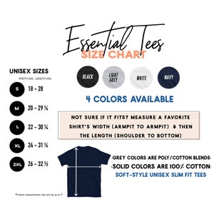 Op de afbeelding: Maattabel voor unisex T-shirts in zwart, lichtgrijs, wit en marine. De tabel toont de breedte en lengte in inches voor de maten S, M, L, XL en 2XL. De tekst geeft aan dat grijze kleuren poly/katoen mengsels zijn en effen kleuren 100% katoen zijn. De T-shirts zijn zachte, slanke unisex T-shirts.