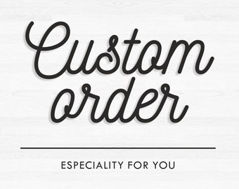 Puede incluir: Texto "Custom order" en letra cursiva con efecto de sombra sobre un fondo blanco. Debajo del texto hay una línea negra. Debajo de la línea, el texto dice "Speciality for you".