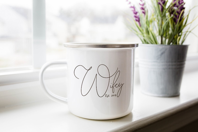 Taza personalizada para damas de honor con temática de camping: recuerdo de boda personalizado, taza de esmalte de 355 ml. imagen 7