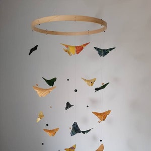 001d- Mobile per bambini/cameretta "Nuvola di farfalle" composto da 20 farfalle origami verdi e gialle, 20 perline.