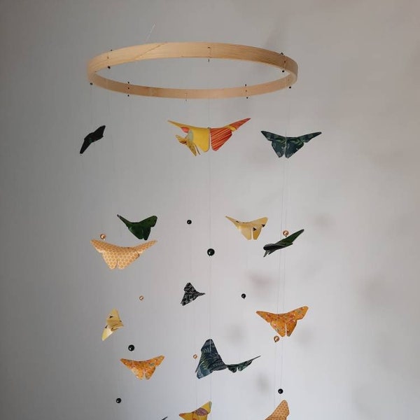 001d- Mobile pour enfants / Chambre de bébé "Nuée de papillons" composé de 20 papillons vert et jaune en origami, 20 perles.