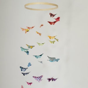 023-Mobile bébé origami arc en ciel de 32 papillons image 2