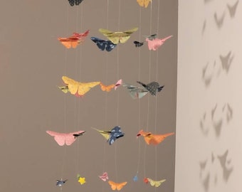 013-Mobile bébé origami "Nuée de papillons petits et grands"