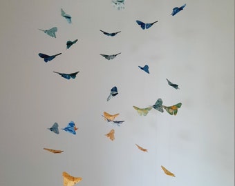 025b-Mobile bébé origami "Mobius" de 29 petits papillons "bleu, vert, jaune"