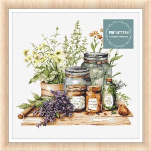 Könnte beinhalten: Kreuzstichmuster mit einem Stillleben aus Gläsern und Flaschen, gefüllt mit Kräutern und Blumen. Die Gläser und Flaschen sind auf einer Holzoberfläche mit einem Lavendelzweig im Vordergrund angeordnet. Das Muster trägt den Titel "PDF PATTERN CottageCoreStitches".