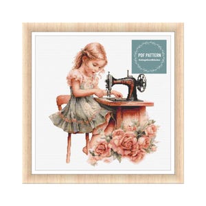Pode incluir: Um padrão de ponto cruz com uma menina sentada em uma máquina de costura com um buquê de rosas cor-de-rosa. O padrão é intitulado "PDF PATTERN CottageCoreStitches".