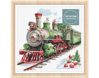 Könnte beinhalten: Eine alte grüne und rote Dampflokomotive vor einem weißen, verschneiten Hintergrund. Der Zug ist mit roten und weißen Akzenten verziert und hat eine festliche Atmosphäre. Der Text "PDF PATTERN CottagecoreStitches" befindet sich in einem weißen Kreis auf der rechten Seite des Bildes.
