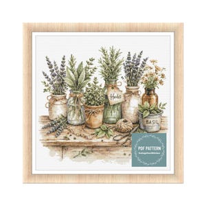 Può includere: Un modello a punto croce con varie erbe in barattoli e vasi di vetro, disposte su una superficie di legno. L'immagine include lavanda, salvia, rosmarino e basilico, con un'etichetta "Herbs".