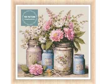 Puede incluir: Un patrón de punto de cruz de inspiración vintage que presenta un ramo de flores rosas y blancas en varios frascos rústicos. El patrón se titula "PDF PATTERN CottageCoreStitches".