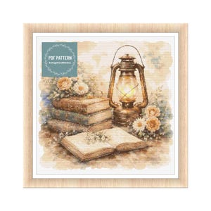 Può includere: Stampa incorniciata con una lampada a olio vintage con lampadina accesa, una pila di vecchi libri e un libro aperto. L'immagine ha un effetto morbido, simile all'acquerello, con fiori e un logo del modello PDF.