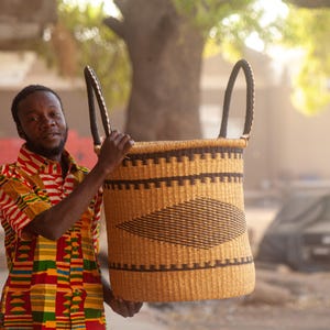 Cesto de roupa suja tecido à mão: cesto grande de palha africana com alças de couro