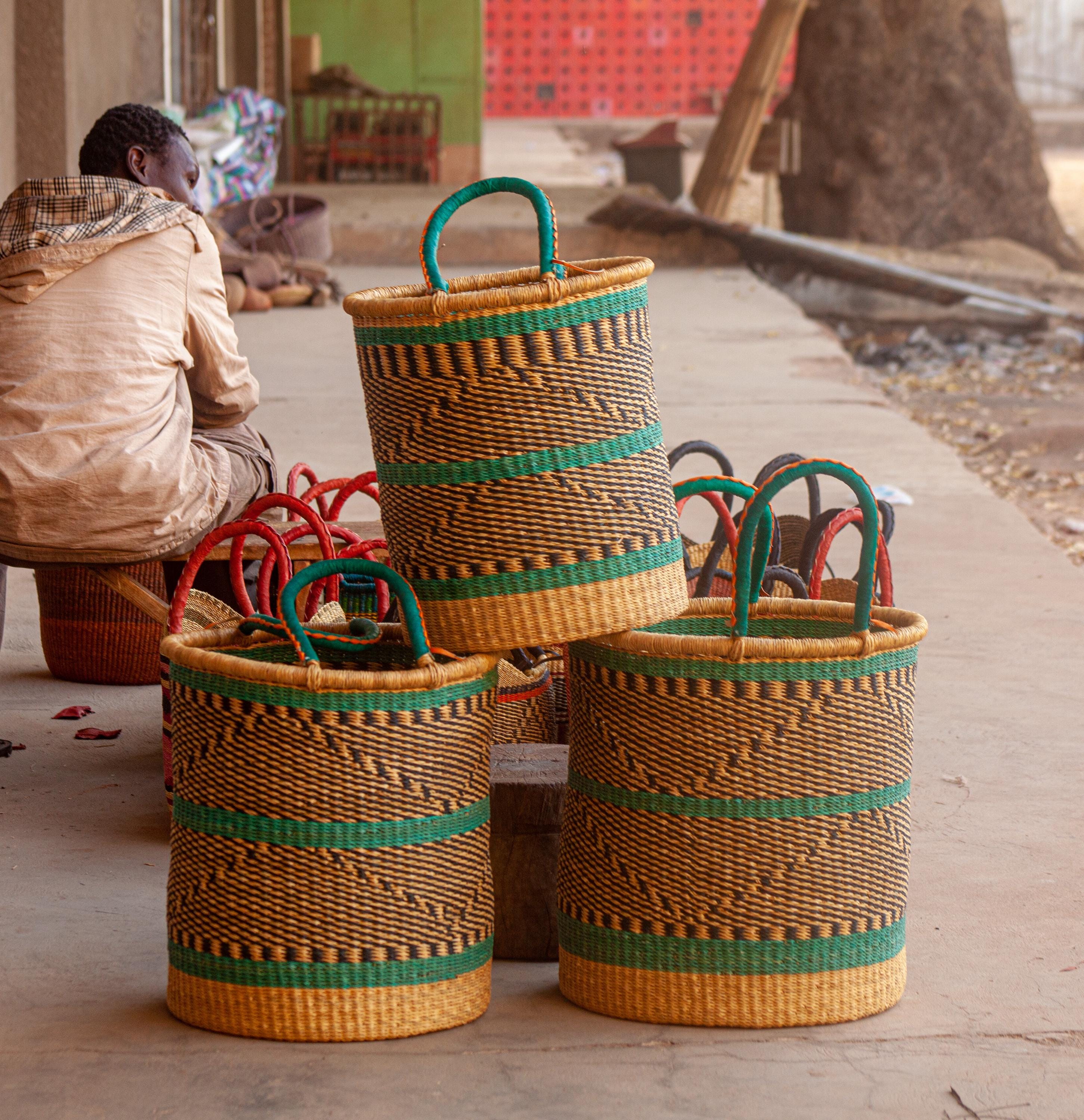 革製のハンドルが付いた手編みのアフリカ製ランドリーバスケット