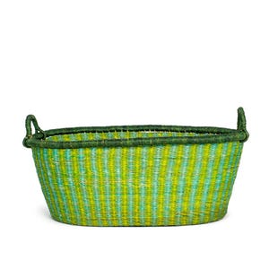 Puede incluir: Una cesta ovalada con dos asas, tejida en rayas verdes y azules.