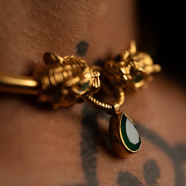 Collana con testa di leone (placcata 22k con smeraldo)