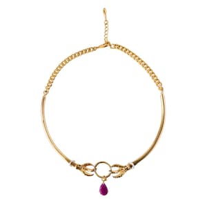 Puede incluir: Un collar de oro con una cadena delicada y un colgante con dos diseños en forma de garra que sostienen un anillo con una piedra preciosa rosa colgante.