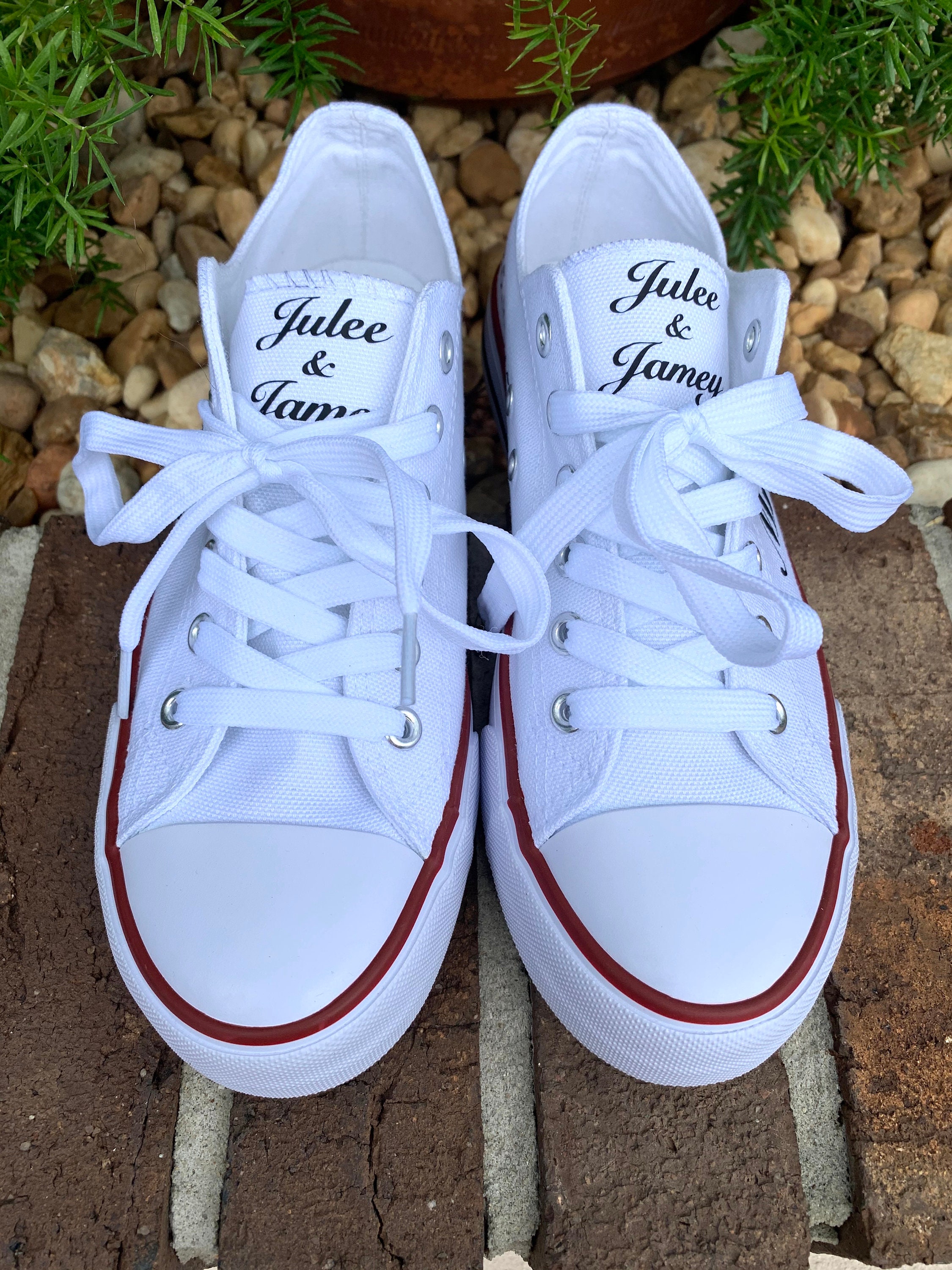 Baskets de mariage de mariée cadeau danniversaire Chucks de Etsy