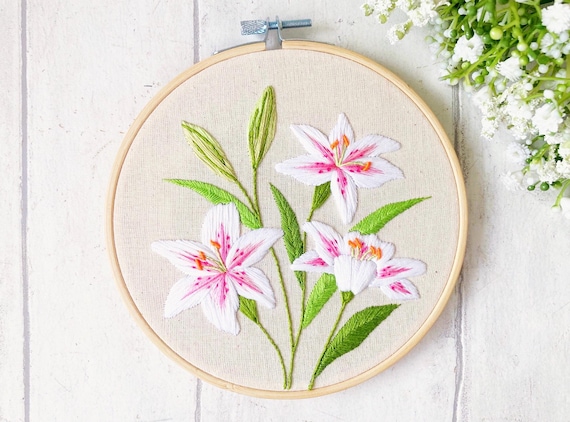 白いユリの刺繍パターン、ユリの花の手刺繍パターン、初心者向け刺繍