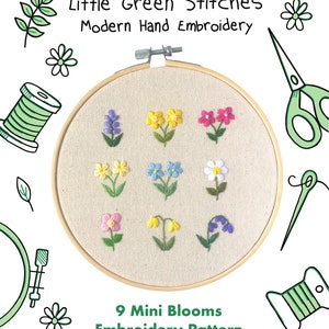 Op de afbeelding: Een borduurring met negen miniatuur geborduurde bloemen in verschillende kleuren, waaronder geel, roze, blauw en wit. De tekst "Little Green Stitches Modern Hand Embroidery" en "9 Mini Blooms Embroidery Pattern" is ook zichtbaar.
