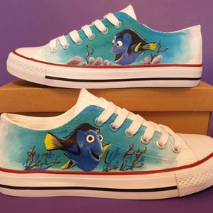 Aangepaste handgeschilderde lage schoenen met Disney's Dory van Finding Nemo Art Graphic design