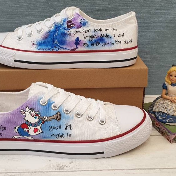 Chaussures Converse basses personnalisées peintes à la main avec dessin artistique personnage Disney Alice au pays des merveilles et lapin blanc